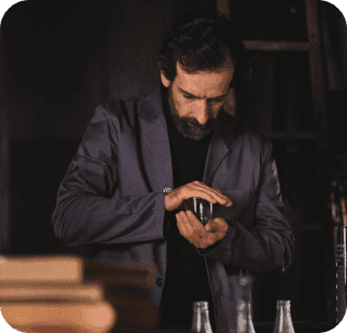 Homem com um copo com azeite nas mãos com o objectivo de o aquecer um pouco