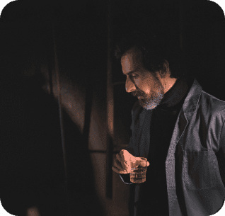 homem com copo na mão a degustar o azeite