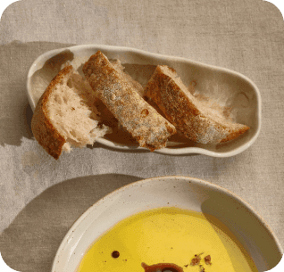 garrafa sobre a mesa com prato de refeição